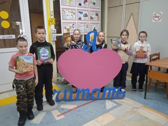 Дети дарят книги библиотеке